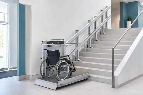Servoscala a piattaforma installato in edificio alla base di una scala interna