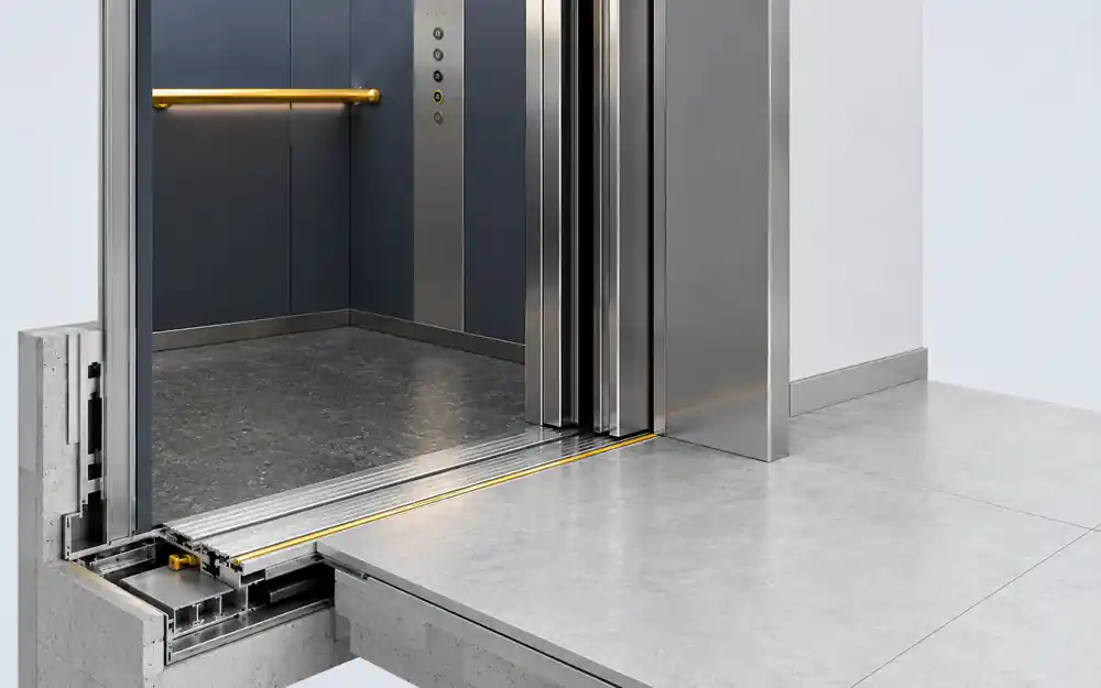 Cabina dell’ascensore perfettamente allineata al pavimento del piano con soglie alla stessa altezza