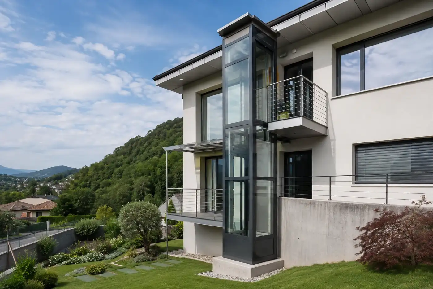 Miniascensore esterno con struttura vetrata installato su una casa contemporanea